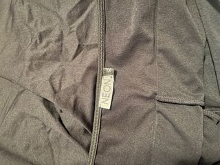 Falda de pádel negra con malla debajo.