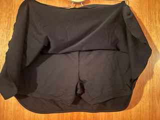 Falda de pádel negra con malla debajo.