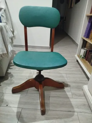 Silla de escritorio antigua madera y tela.