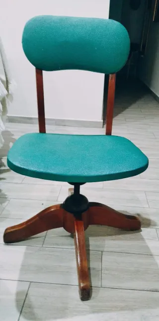 Silla de escritorio antigua madera y tela.