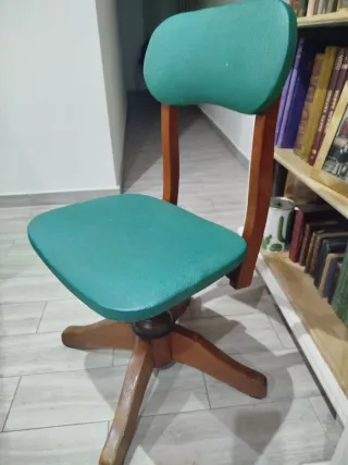 Silla de escritorio antigua madera y tela.