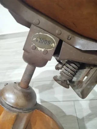 Silla de escritorio antigua madera y tela.