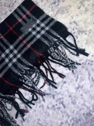 Bufanda Burberry Clásica Tartán Negro y Rojo