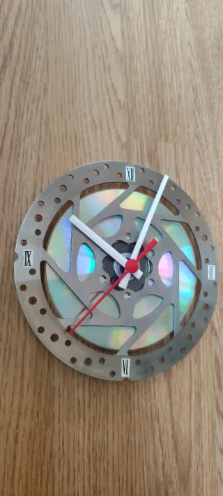 Reloj hecho a mano con disco de freno de MTB