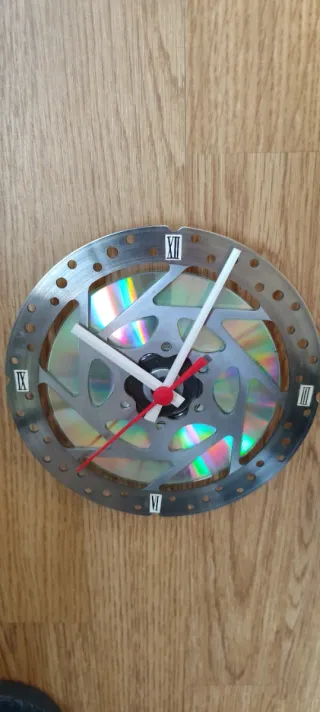 Reloj hecho a mano con disco de freno de MTB