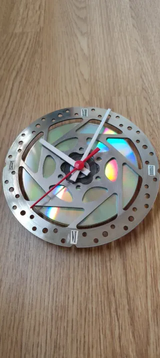 Reloj hecho a mano con disco de freno de MTB