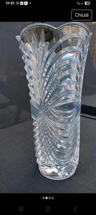 Vaso in cristallo decorato.Altezza 28, diametro 15