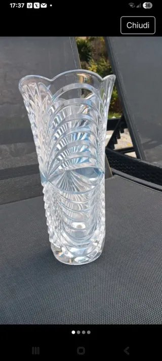 Vaso in cristallo decorato.Altezza 28, diametro 15
