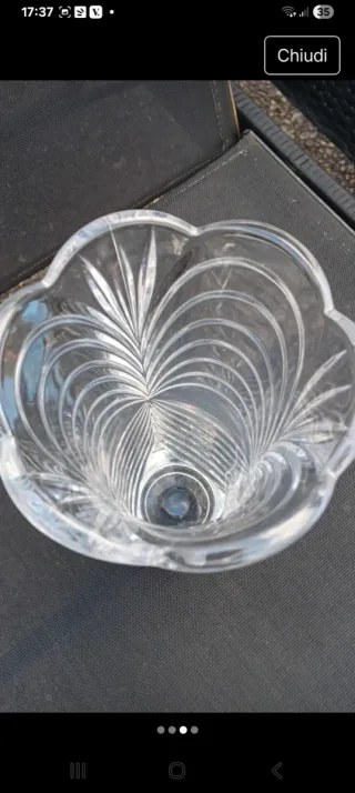 Vaso in cristallo decorato.Altezza 28, diametro 15