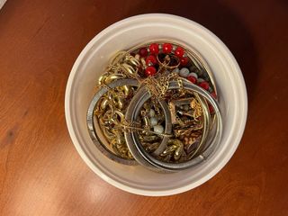 Tarro misterioso bisutería dorada y roja