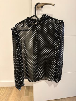 Blusa negra transparente lunares