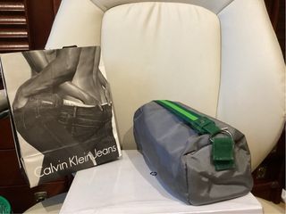 Neceser Calvin Klein Gris y Verde