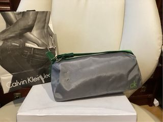 Neceser Calvin Klein Gris y Verde