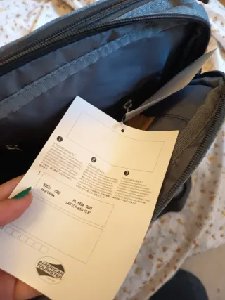 Maletín gris y negro, funda portatil