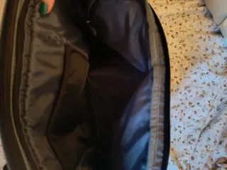 Maletín gris y negro, funda portatil