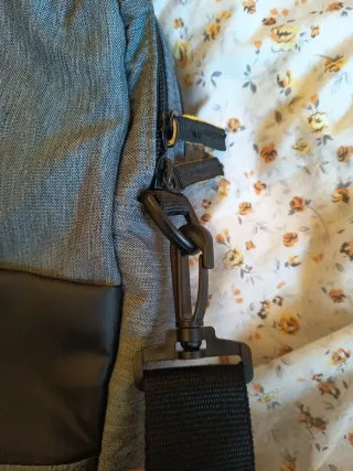 Maletín gris y negro, funda portatil