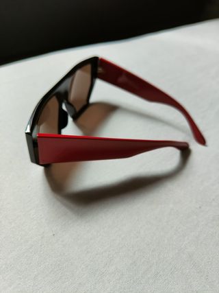 Gafas de sol ASOS negras y rojas