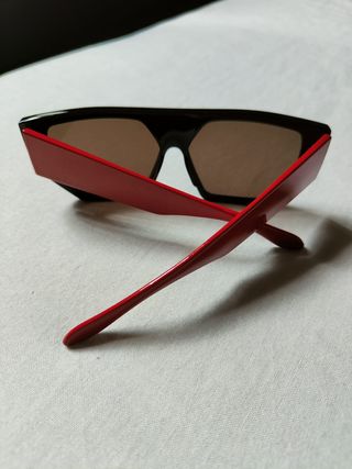 Gafas de sol ASOS negras y rojas