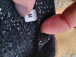 Jersey negro con rombos dorados