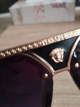 Gafas de sol negras y doradas