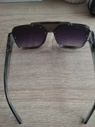 Gafas de sol negras y doradas