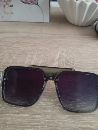 Gafas de sol negras y doradas