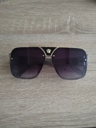 Gafas de sol negras y doradas