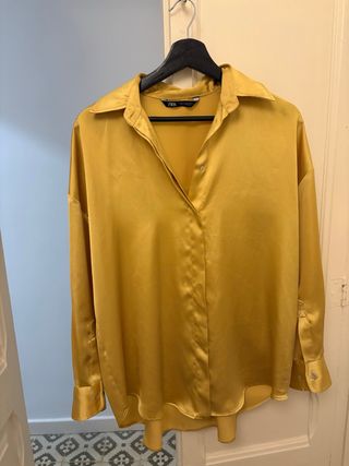 Camisa Zara Seda Dorada Talla XS.  Oversized fit.