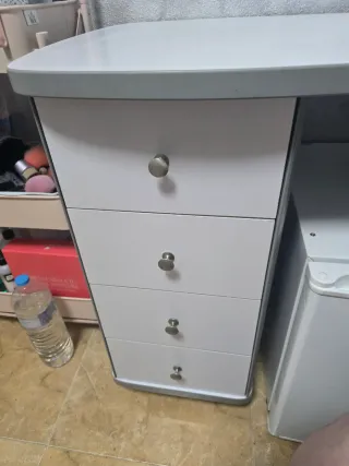 Mesa de manicura blanca con cajones