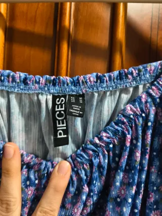 Blusa floral manga larga.