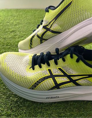 Zapatillas ASICS Magic Speed 2 Talla 43.5 impoluta