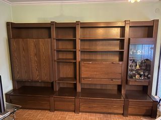 Mueble de madera maziza y cristal