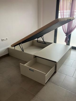 Canapé abatible beige y blanco