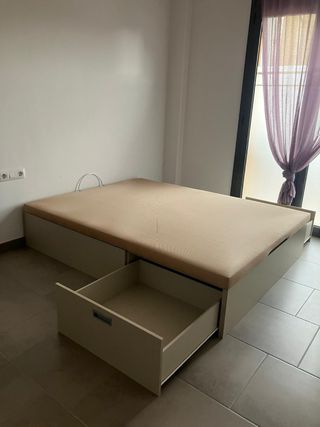 Canapé abatible beige y blanco