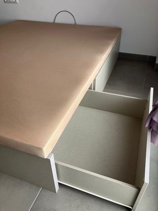 Canapé abatible beige y blanco