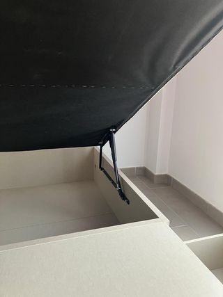 Canapé abatible beige y blanco