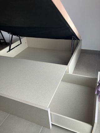 Canapé abatible beige y blanco