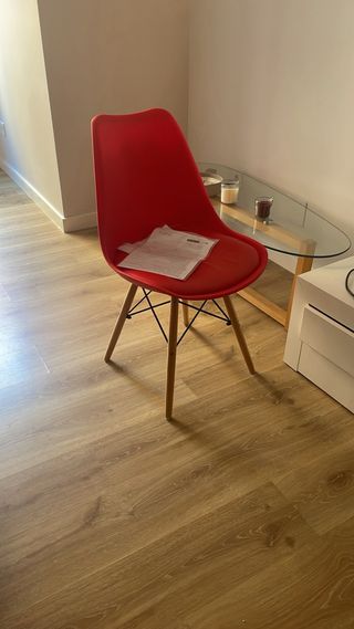Sillas rojas de plástico y madera