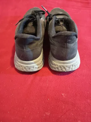 Nike Revolution Hombre Negro/Gris