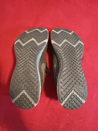 Nike Revolution Hombre Negro/Gris