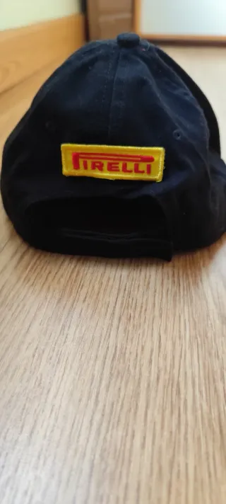 Gorra oficial Pirelli negra y amarilla