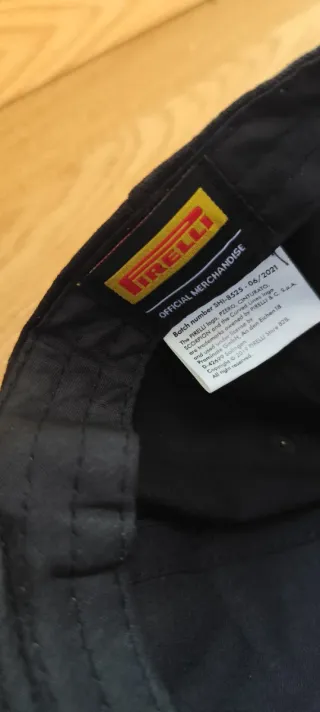 Gorra oficial Pirelli negra y amarilla