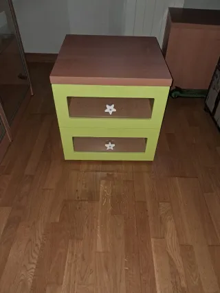 Mesita de noche infantil con estrellas