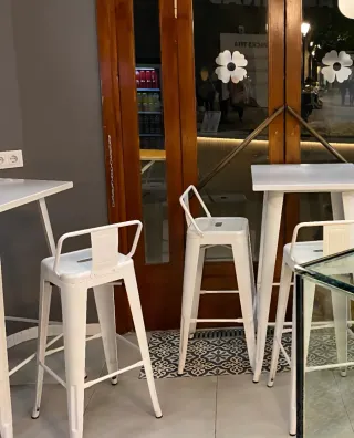 Mesa alta industrial metálica blanca – bar / cafe