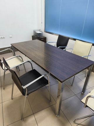 Tavolo da ufficio e sedie