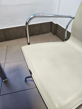 Tavolo da ufficio e sedie