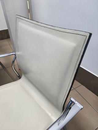 Tavolo da ufficio e sedie