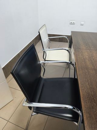 Tavolo da ufficio e sedie