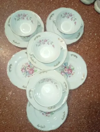 4 Tazas y 7 platos Porcelana MAH-VIGO Santa Clara
