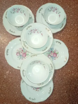 4 Tazas y 7 platos Porcelana MAH-VIGO Santa Clara